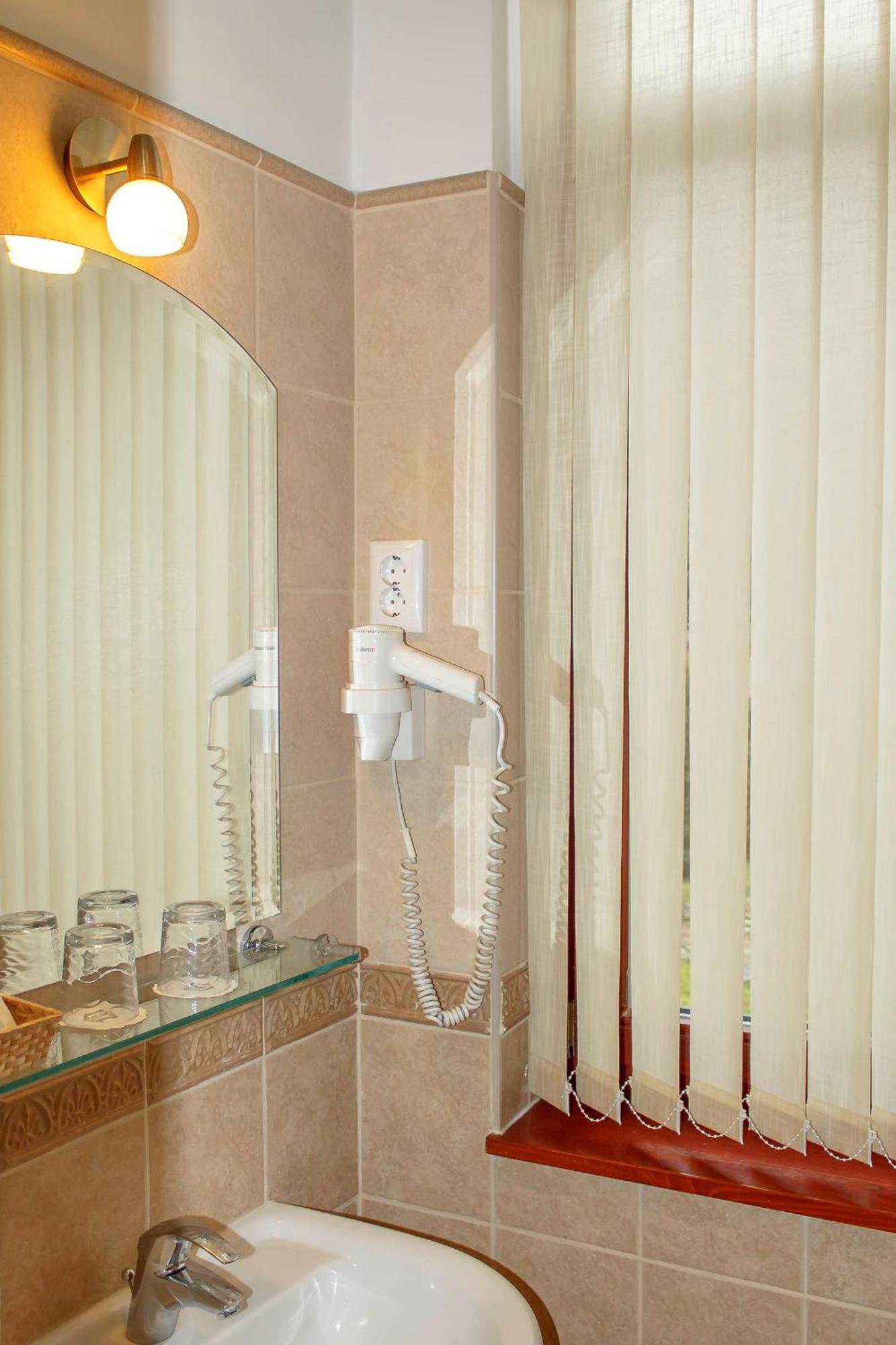 Pannon Hotel Bejelentkezes 20 Oraig, Check-In Until 20 O'Clock, Einchecken Bis 20 Uhr Мохач Экстерьер фото