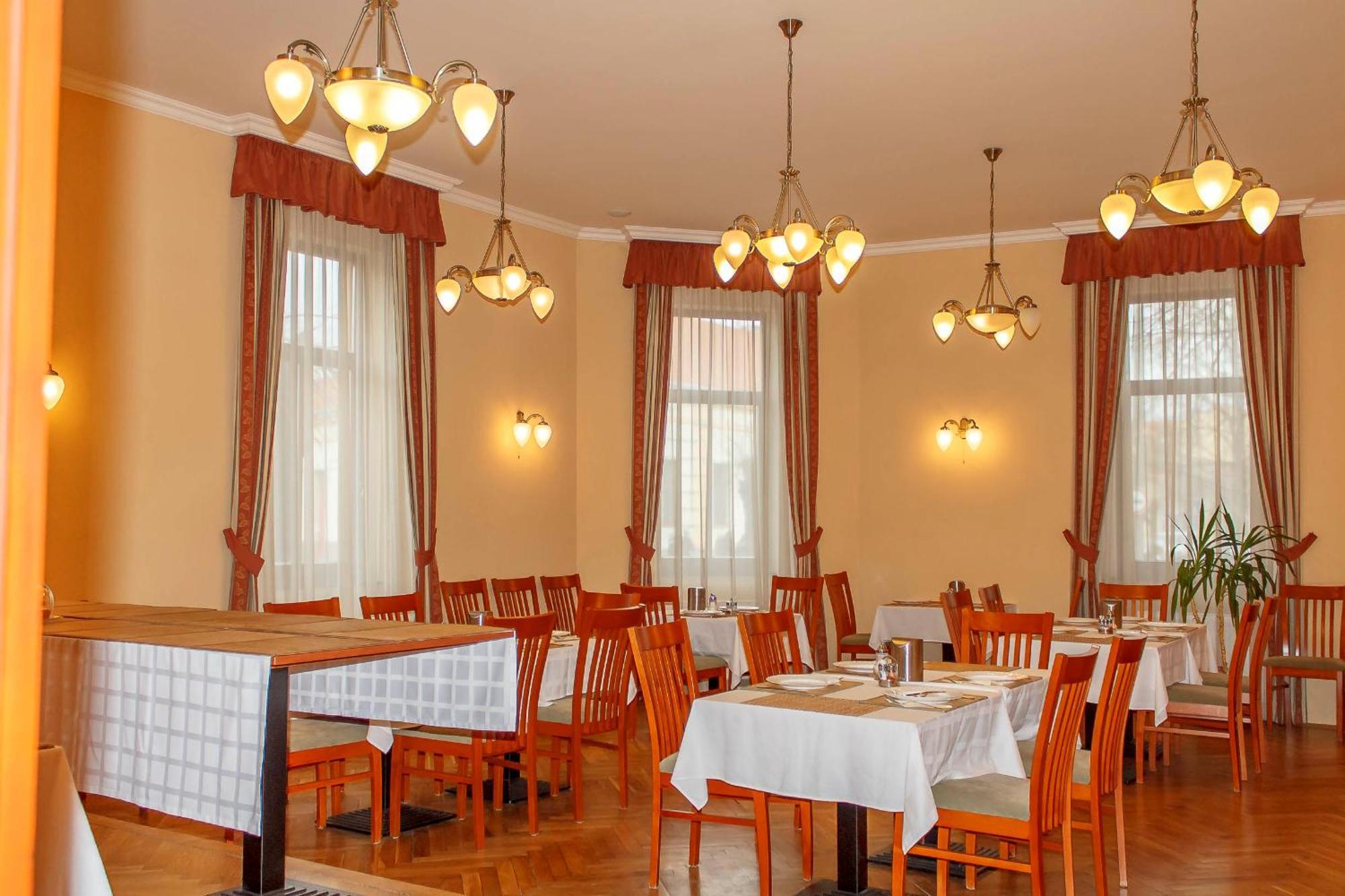 Pannon Hotel Bejelentkezes 20 Oraig, Check-In Until 20 O'Clock, Einchecken Bis 20 Uhr Мохач Экстерьер фото