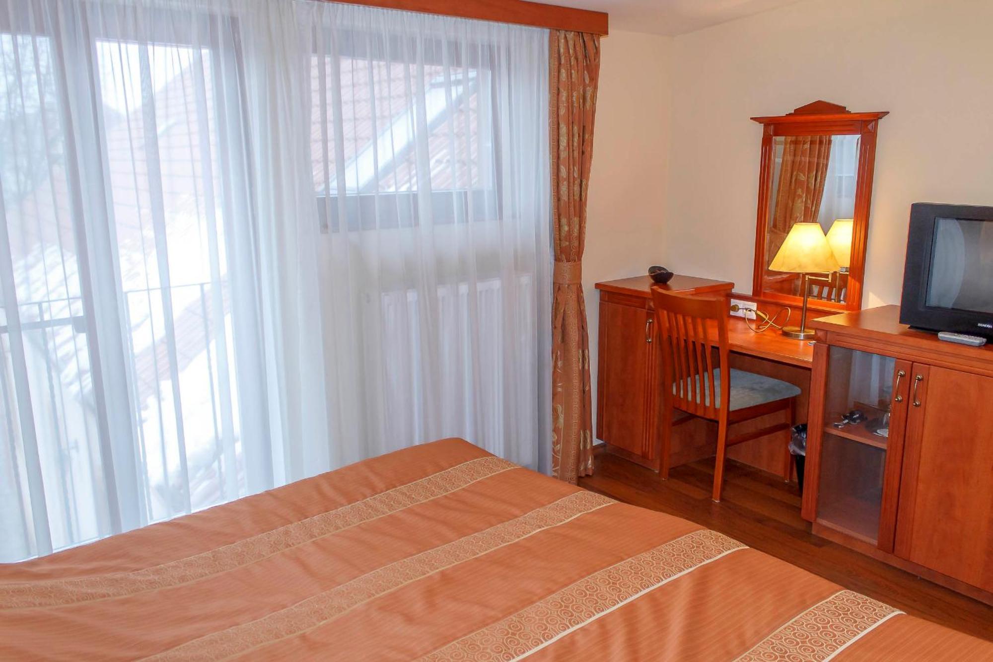 Pannon Hotel Bejelentkezes 20 Oraig, Check-In Until 20 O'Clock, Einchecken Bis 20 Uhr Мохач Экстерьер фото
