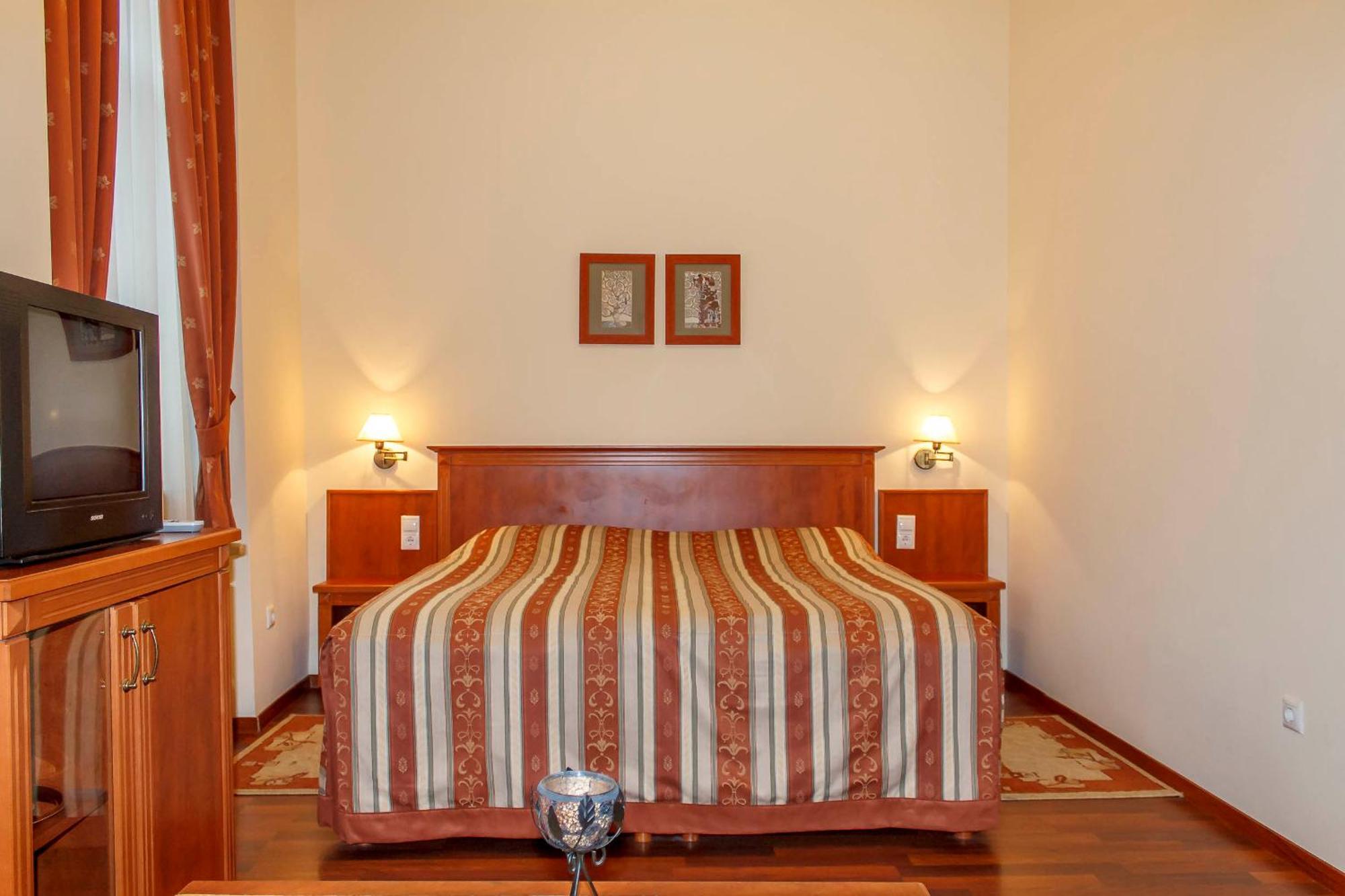 Pannon Hotel Bejelentkezes 20 Oraig, Check-In Until 20 O'Clock, Einchecken Bis 20 Uhr Мохач Экстерьер фото