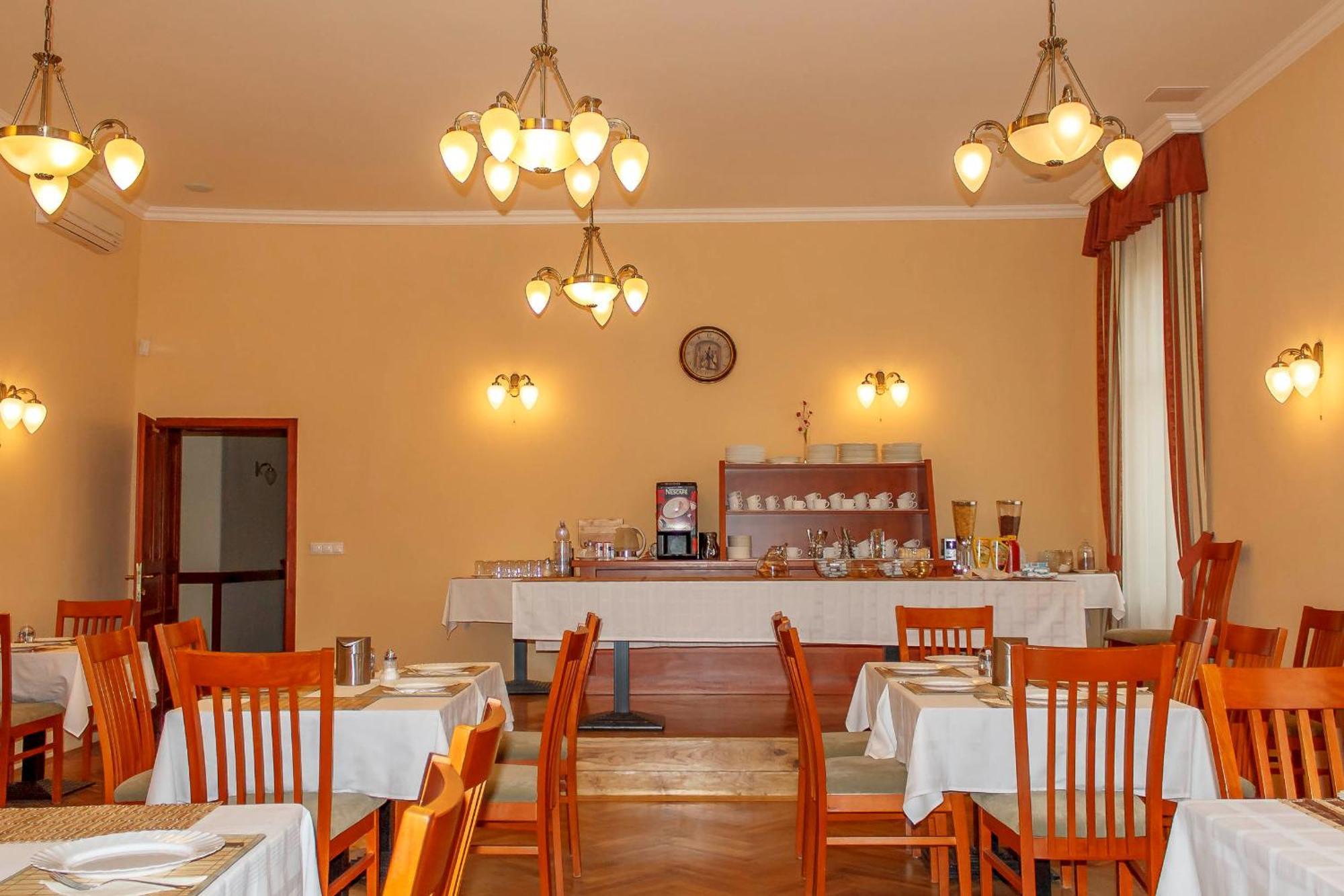 Pannon Hotel Bejelentkezes 20 Oraig, Check-In Until 20 O'Clock, Einchecken Bis 20 Uhr Мохач Экстерьер фото