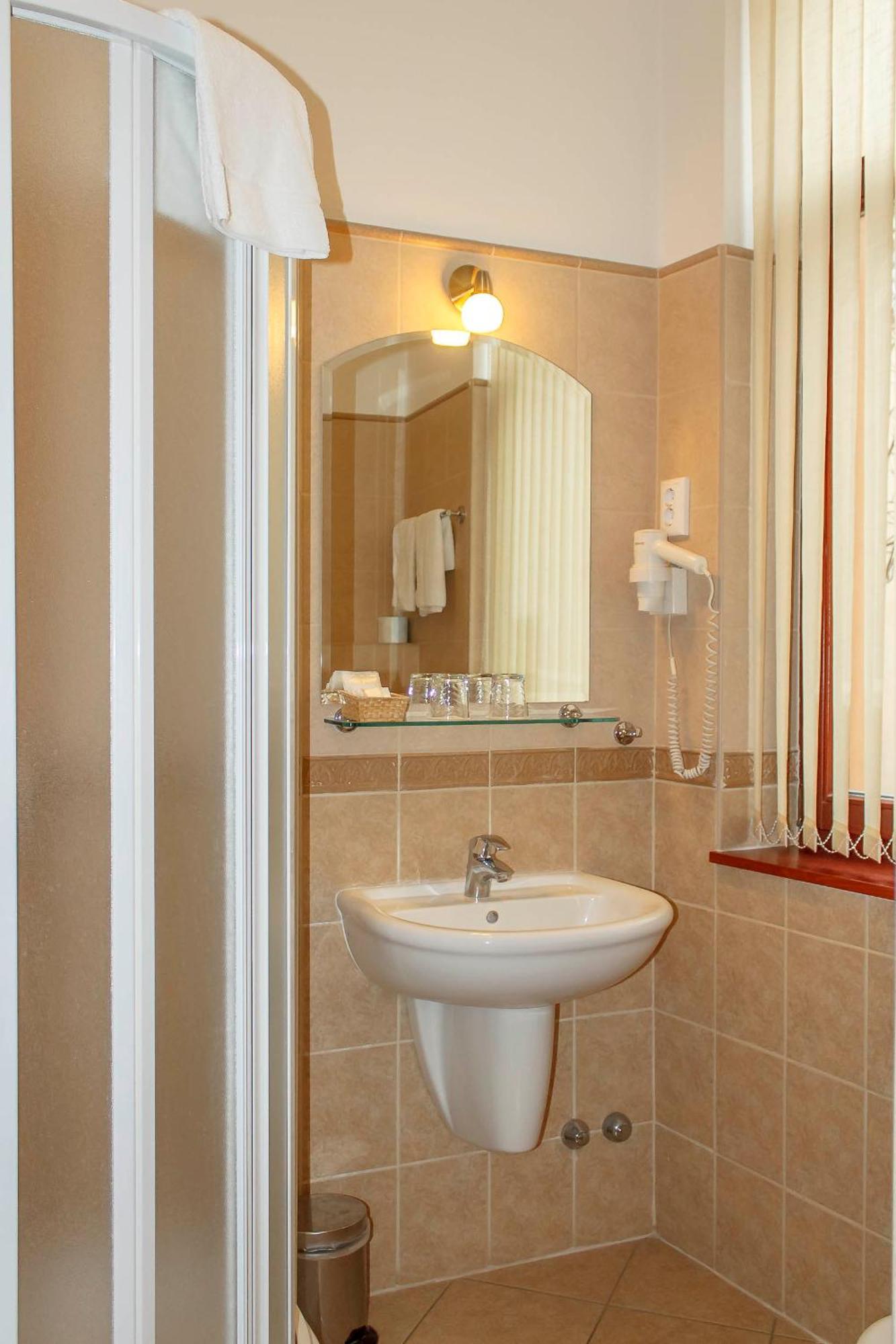 Pannon Hotel Bejelentkezes 20 Oraig, Check-In Until 20 O'Clock, Einchecken Bis 20 Uhr Мохач Экстерьер фото